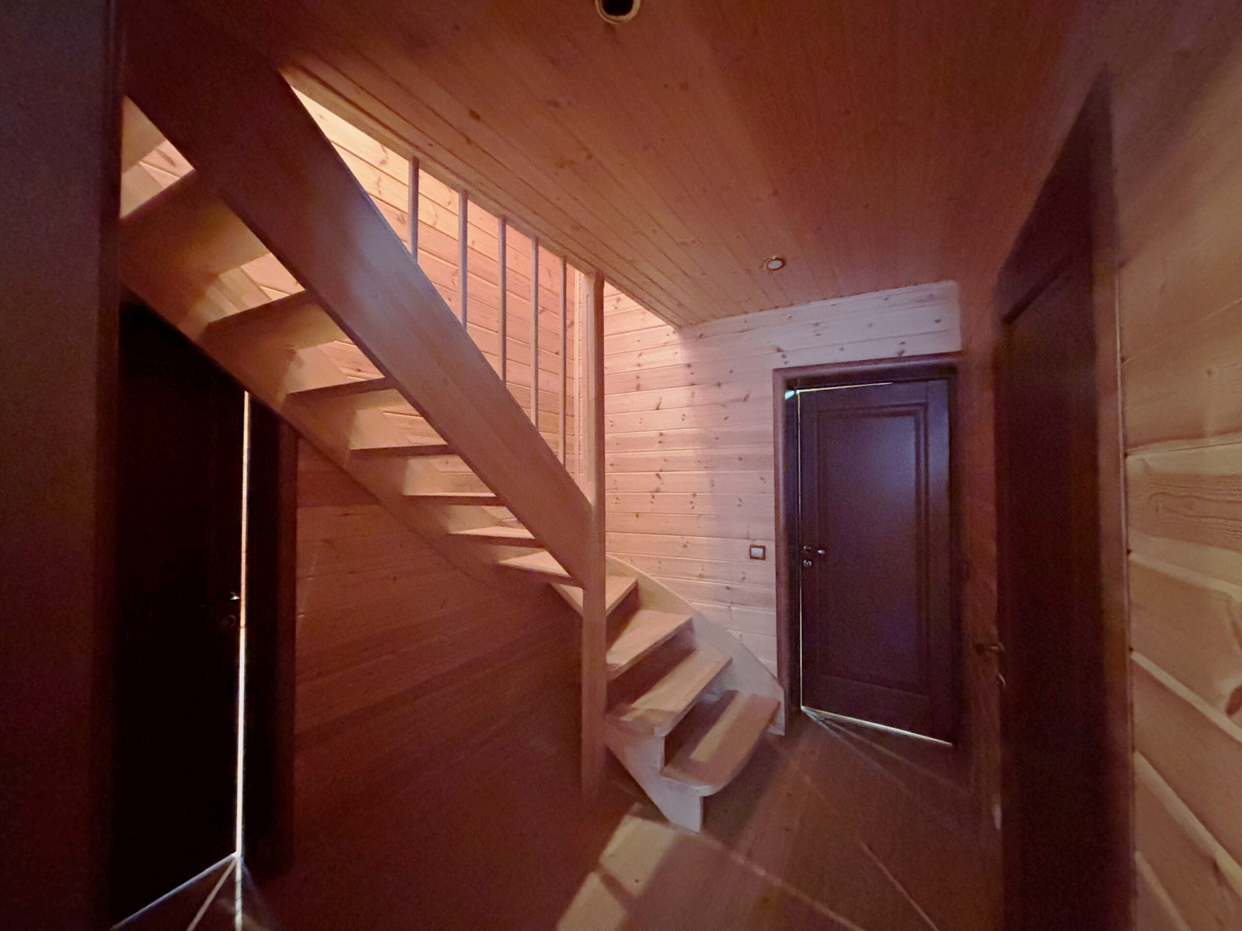 Фото лестница на второй этаж Продажа дома в лесном массиве в деревне у реки Угра в Корокино Калужская область