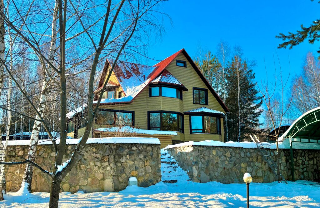 Большой дом на большом участке у реки Угра в деревне Калужская область