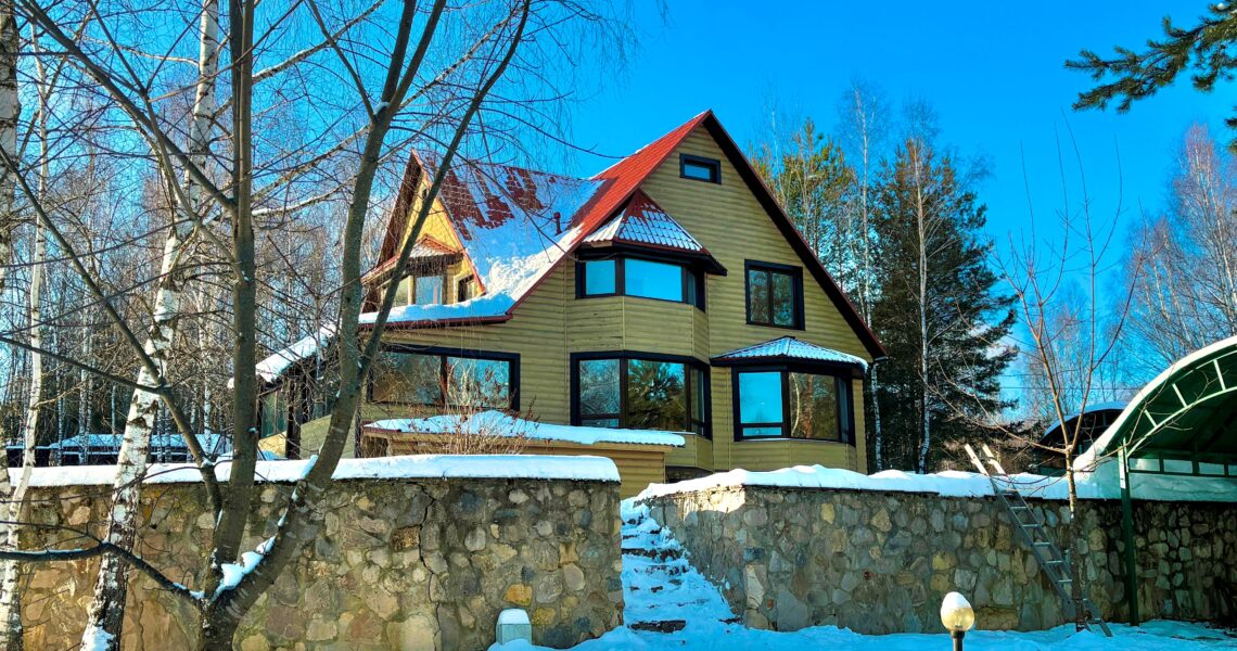 Большой дом на большом участке у реки Угра в деревне Калужская область